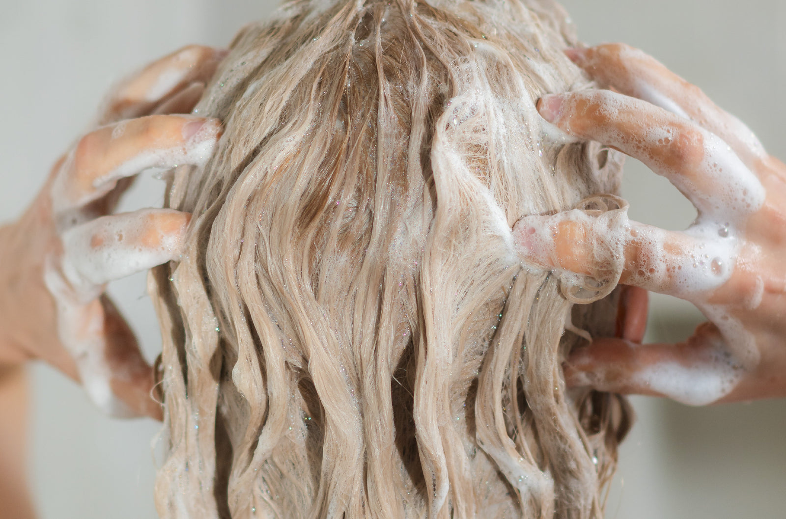 How to Rinse Hair With Apple Cider Vinegar