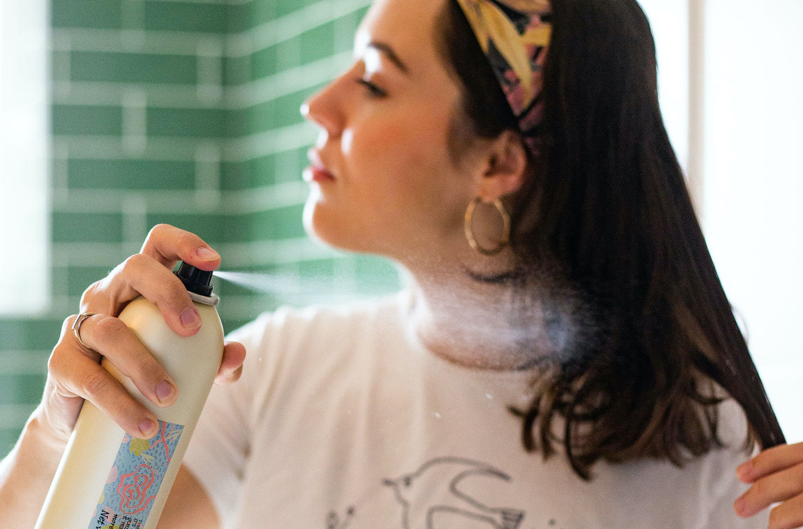 Finishing spray vs texturizing spray aerosol haircare