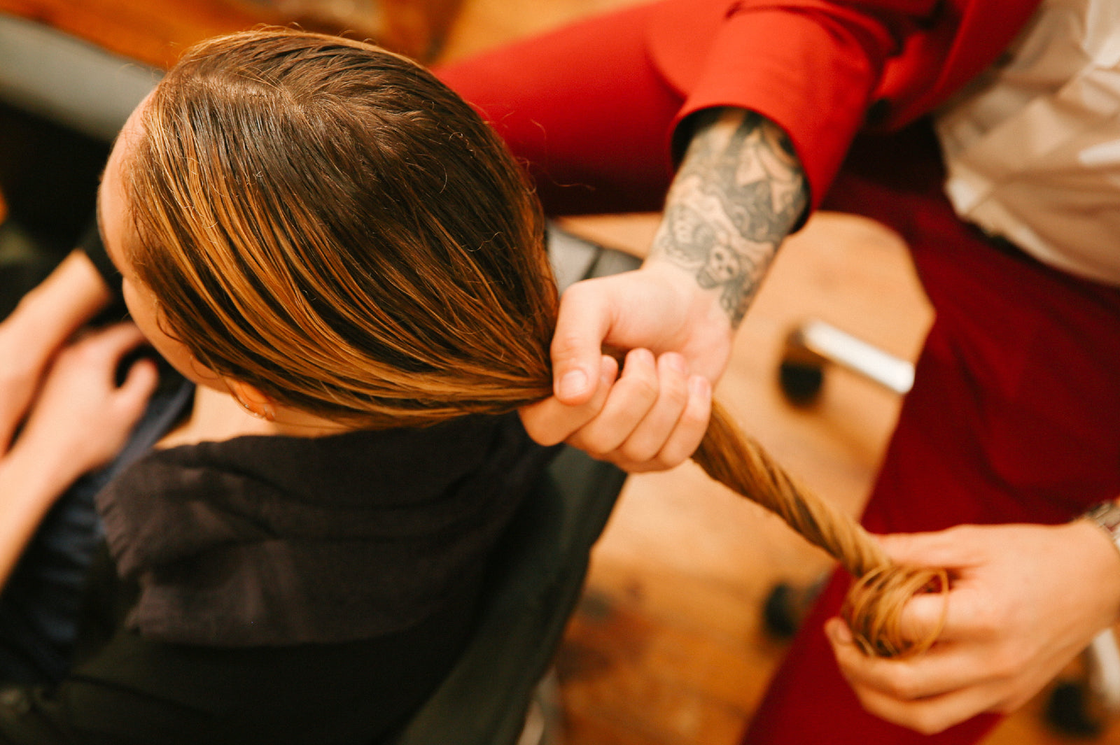 Wet hair with split ends in salon